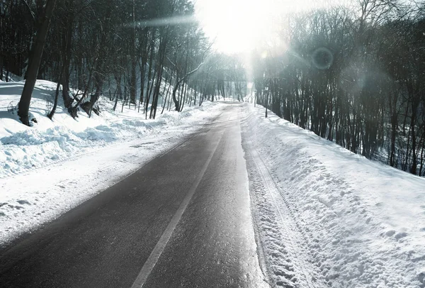 Winter weg buiten de stad — Stockfoto
