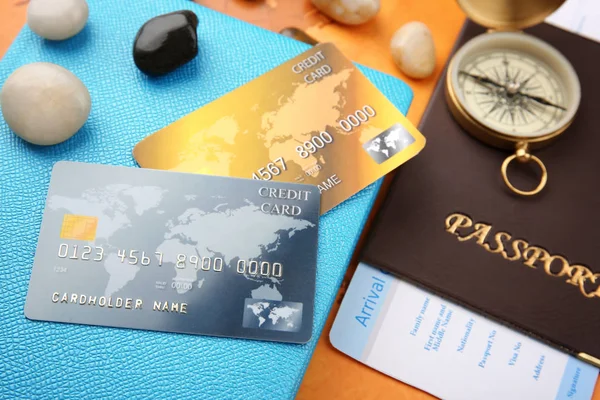 Πιστωτικές κάρτες με διαβατήριο και εισιτήριο — Φωτογραφία Αρχείου