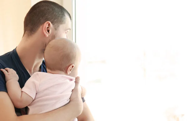 Adorable bébé avec père — Photo