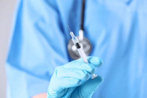 Doktor v rukavice s injekční stříkačkou — Stock fotografie
