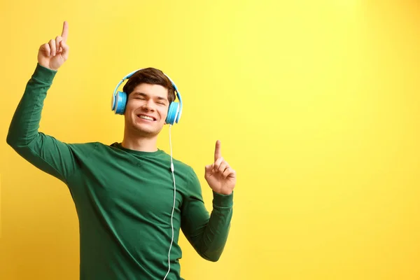 Joven escuchando música — Foto de Stock