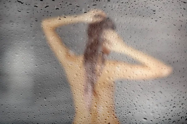 女性はシャワーを浴びて — ストック写真