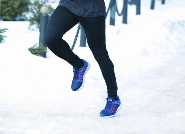 Maratonloppet på vintern gatan — Stockfoto