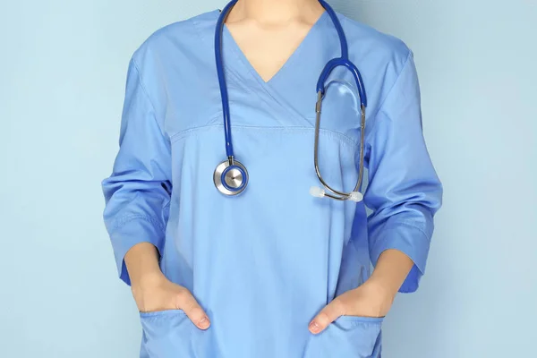 Stetoskop ile genç sağlık görevlisi — Stok fotoğraf