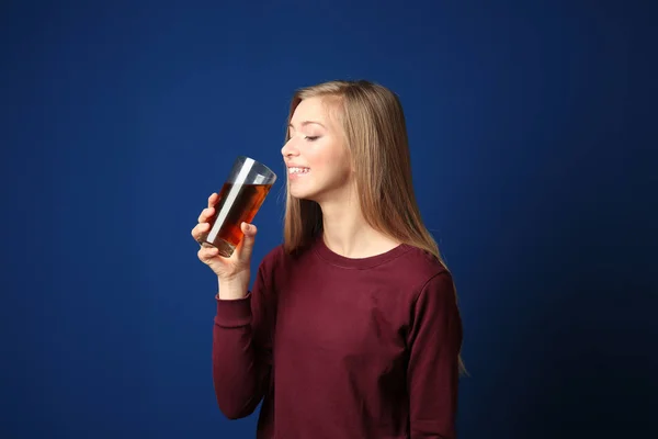 Mujer joven con vaso de jugo fresco — Foto de Stock