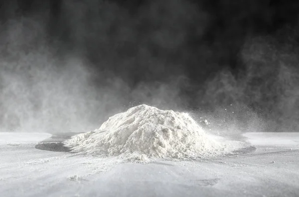 テーブルの上の小麦粉の山 — ストック写真
