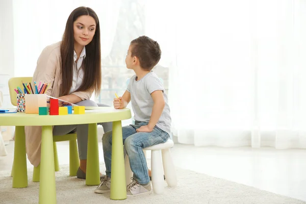 Junge Kinderpsychologin arbeitet mit kleinem Jungen — Stockfoto
