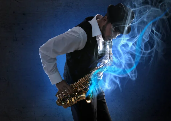Músico tocando saxofón y humo saliendo del instrumento sobre fondo oscuro —  Fotos de Stock