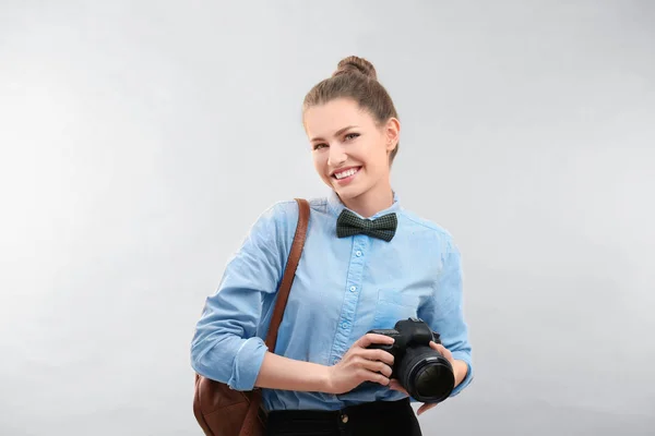 Prachtige vrouwelijke toerist met camera — Stockfoto