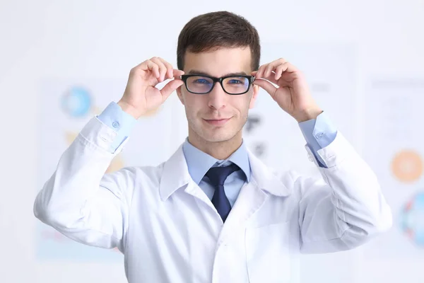 Schöne junge Augenärztin in Klinik — Stockfoto