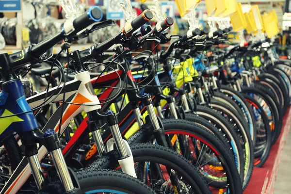 Sok különböző kerékpárok beltéri — Stock Fotó