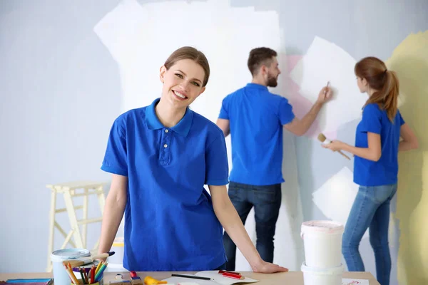 Decorators painting wall — Stock Photo, Image