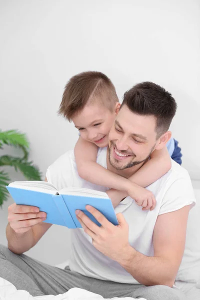 Papa et fils lisant un livre intéressant — Photo