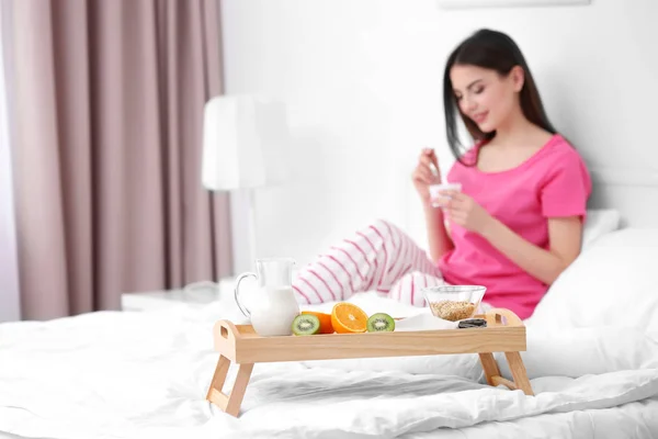 Tablettetisch Mit Leckerem Frühstück Und Verschwommener Frau Hintergrund — Stockfoto