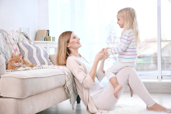 Mãe e sua filha com gato — Fotografia de Stock