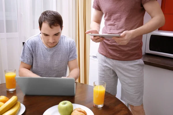 Gay paar met behulp van laptop — Stockfoto