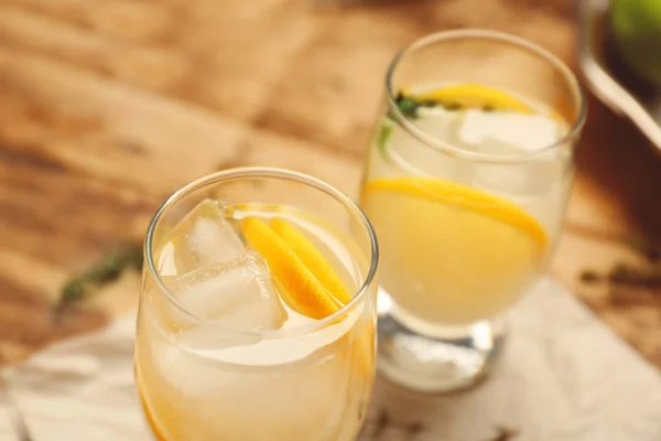 Освіжаючі коктейлі з лимоном — стокове фото