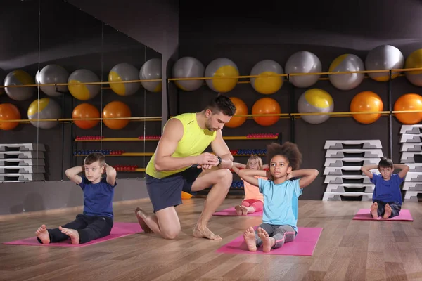 Barn på fysisk fostran lektion i skola gym — Stockfoto