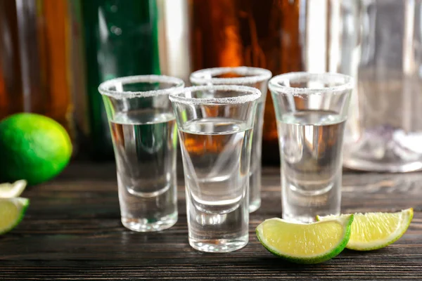 Tequila záběry s plátky limetky — Stock fotografie
