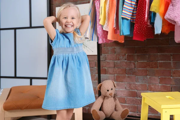 Cute girl in dressing room — Stock Photo, Image