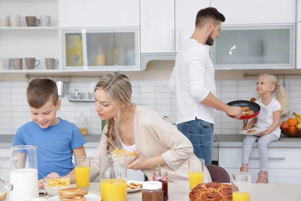 Keluarga bahagia sarapan di dapur — Stok Foto