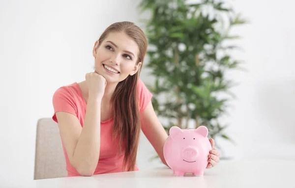 Mulher com banco porquinho — Fotografia de Stock