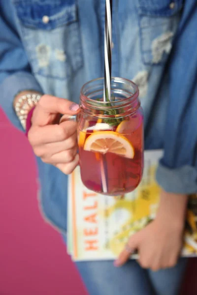 Mujer con tarro de limonada —  Fotos de Stock