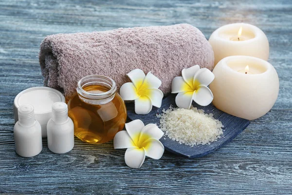 De instelling van de spa met aroma kaarsen — Stockfoto