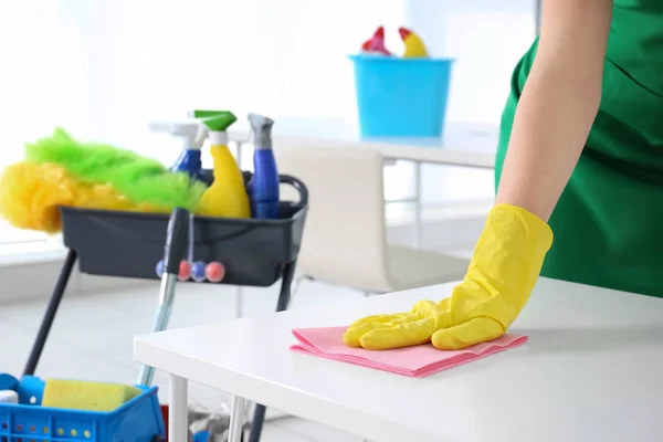 Woman cleaning office table — Stock Photo, Image