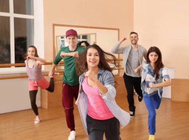 Stüdyoda genç hip-hop dansçıları grubu