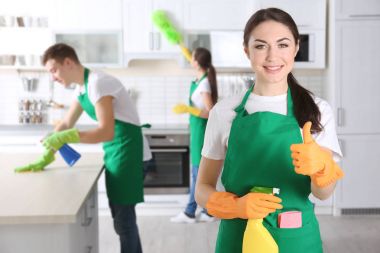 Mutfakta iş yerinde genç kadın süpürge
