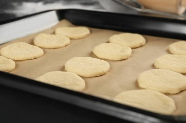 Tepsi pişirme üzerinde çiğ hamur