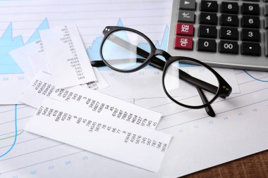 Belgeler ve tablo gözlük hesap makinesi. Vergi kavramı