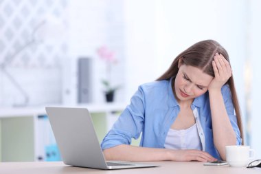 Baş ağrısı çeken genç bir kadın. 