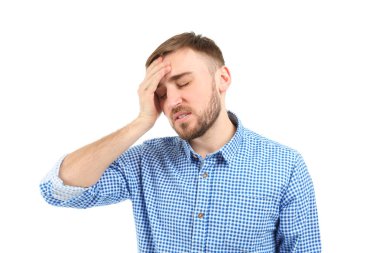 Genç adam baş ağrısı çekiyor.  