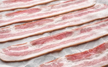 Domuz pastırması şeritler ile pan