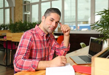 Yakışıklı genç adam. 