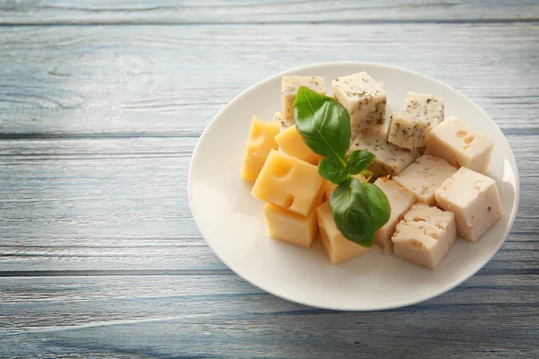 Plaat met verschillende smakelijke kaas — Stockfoto
