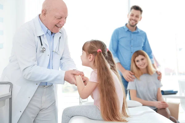 Petite fille avec des parents au bureau de l'orthopédiste — Photo