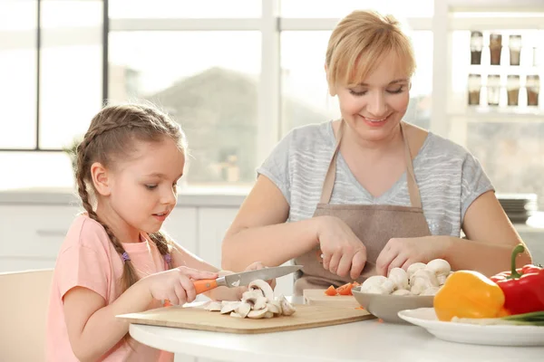 Menina e sua avó cozinhar na cozinha — Fotografia de Stock