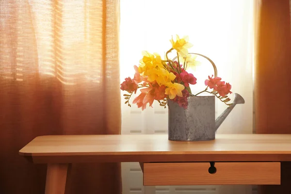 Regadera con hermosas flores — Foto de Stock