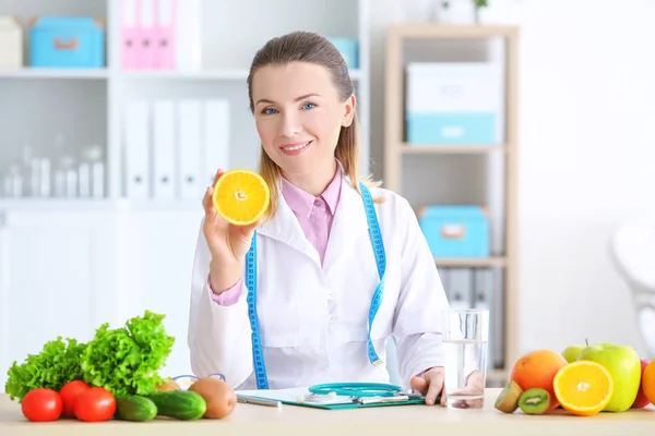 Young female nutritionist — Stock Photo, Image