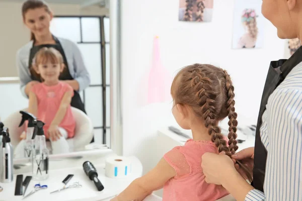 Petite fille mignonne dans le salon de coiffure — Photo