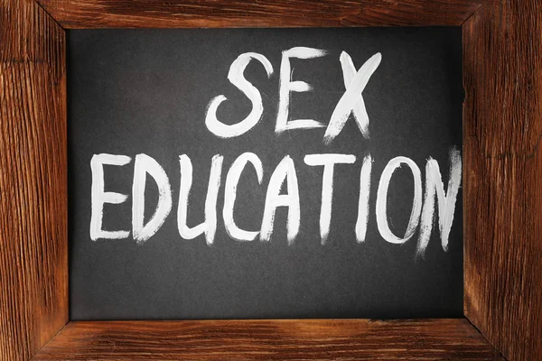 Pizarra pequeña con texto SEXO EDUCACIÓN, primer plano — Foto de Stock