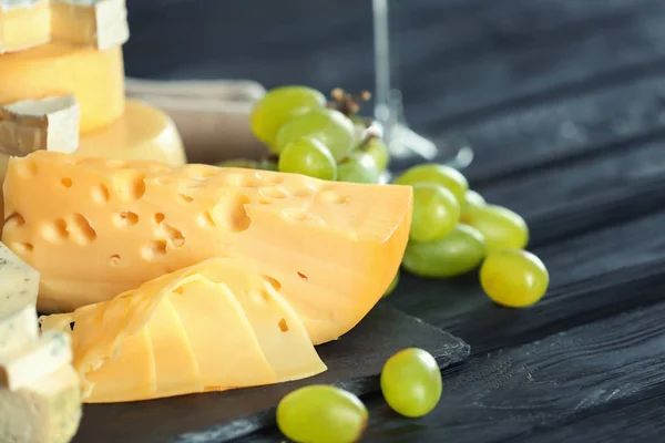 Variedad de queso en la mesa — Foto de Stock