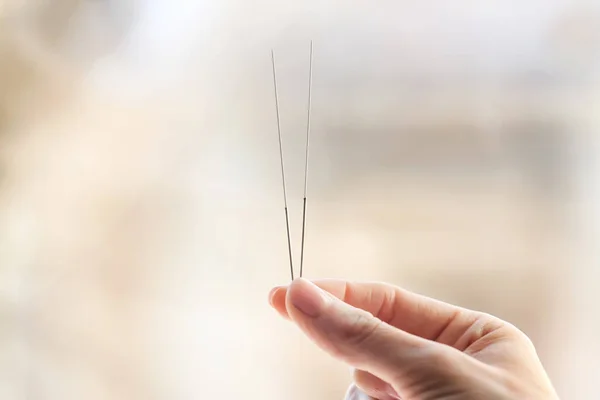 Mão feminina com agulhas para acupuntura — Fotografia de Stock