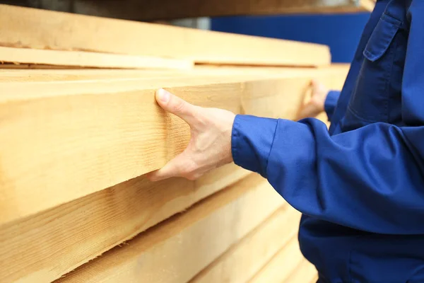 Carpinteiro com pranchas de madeira — Fotografia de Stock