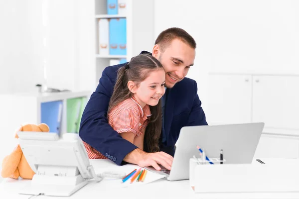 Hija ayudando a padre a trabajar en la oficina — Foto de Stock