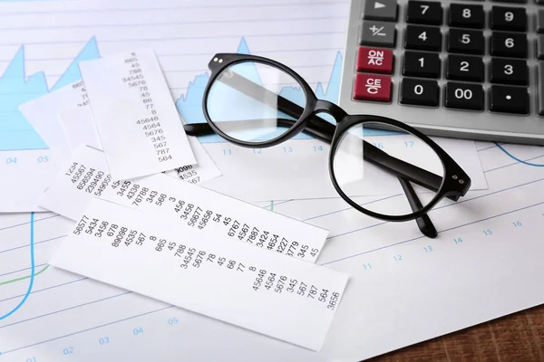 Kalkulator z dokumentów i okulary na stole. Koncepcja podatku — Zdjęcie stockowe