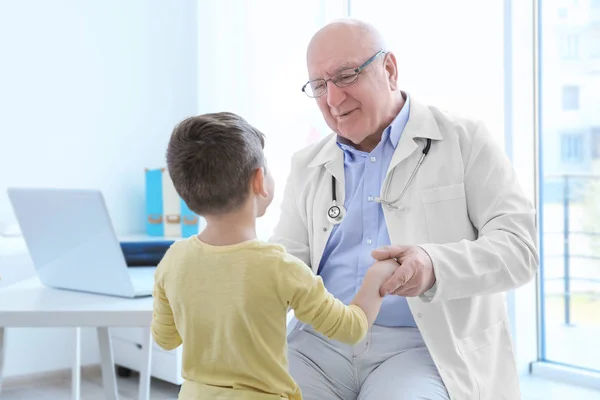 Kleine jongen op kantoor — Stockfoto